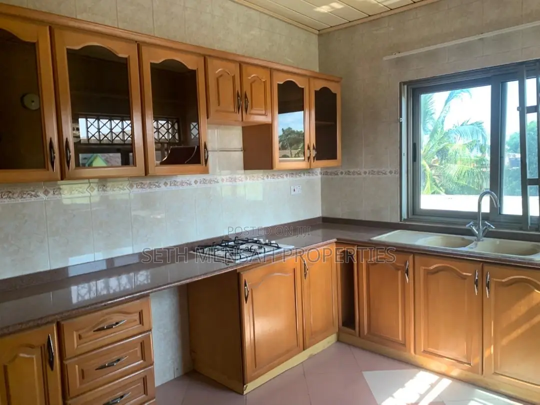 8bdrm House in Skm, Achimota for rent