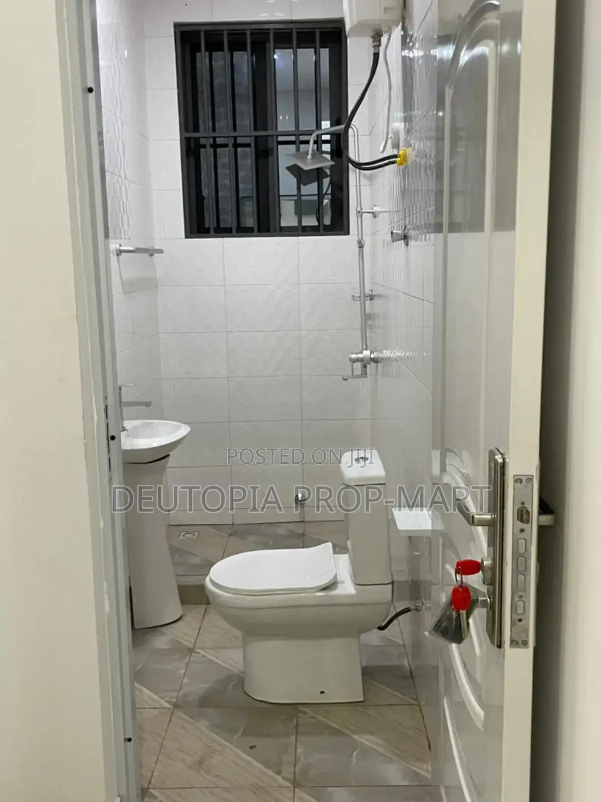 2bdrm Apartment in The Utopia, Tema Metropolitan for rent