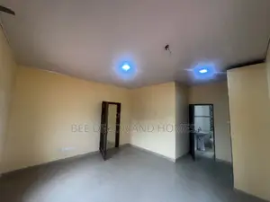 3bdrm House in Bee Decor & Homes, Old Ashomang for sale