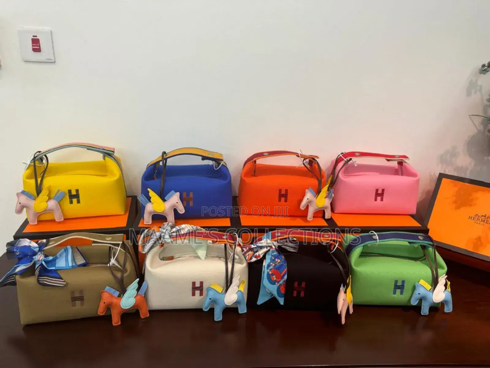 Hermes Ladies Handbag ( It Comes in a Box)