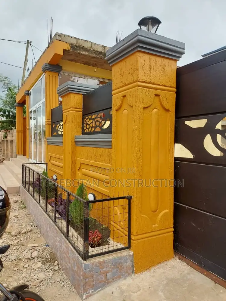 Fence Wall Design's Decor Molding by Hand Using Mortar