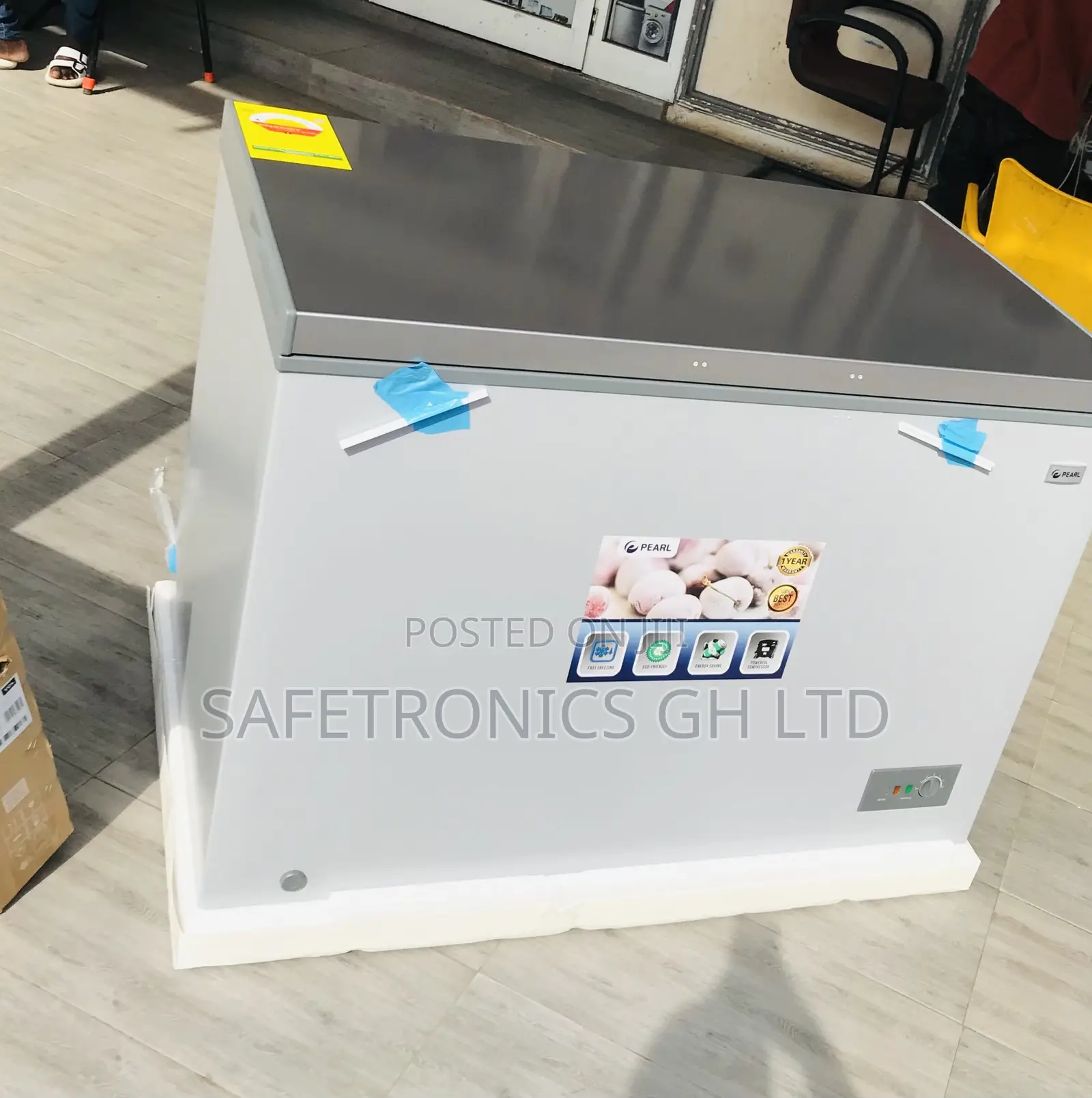 Classic Designed Pearl PCF-380 1 Door Glass Lid Freezer 