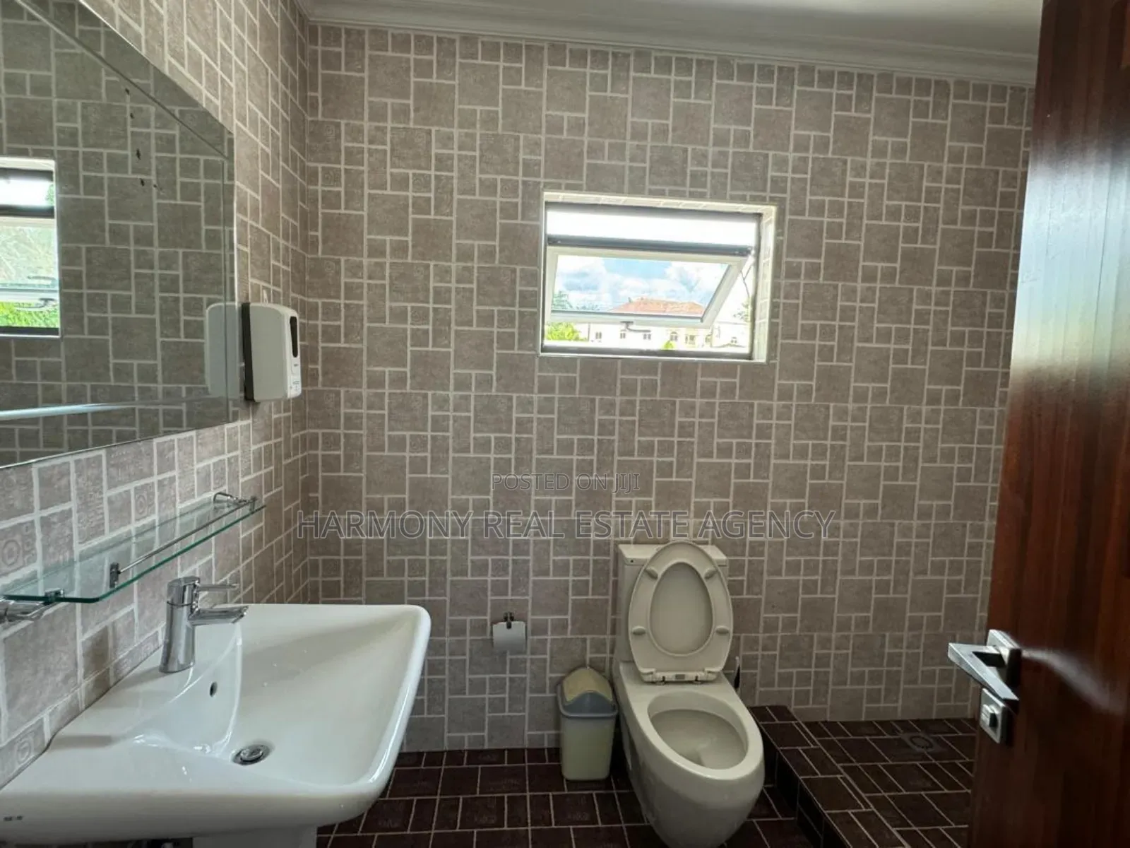 7bdrm House in Airport Residential Area for rent