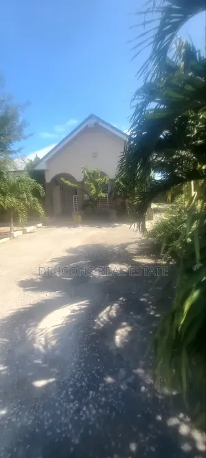 3bdrm Mansion in De-Icons Real Estate, Awutu Senya East Municipal