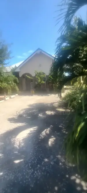3bdrm Mansion in De-Icons Real Estate, Awutu Senya East Municipal