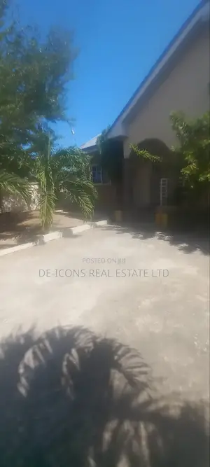 3bdrm Mansion in De-Icons Real Estate, Awutu Senya East Municipal