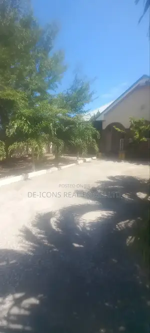3bdrm Mansion in De-Icons Real Estate, Awutu Senya East Municipal