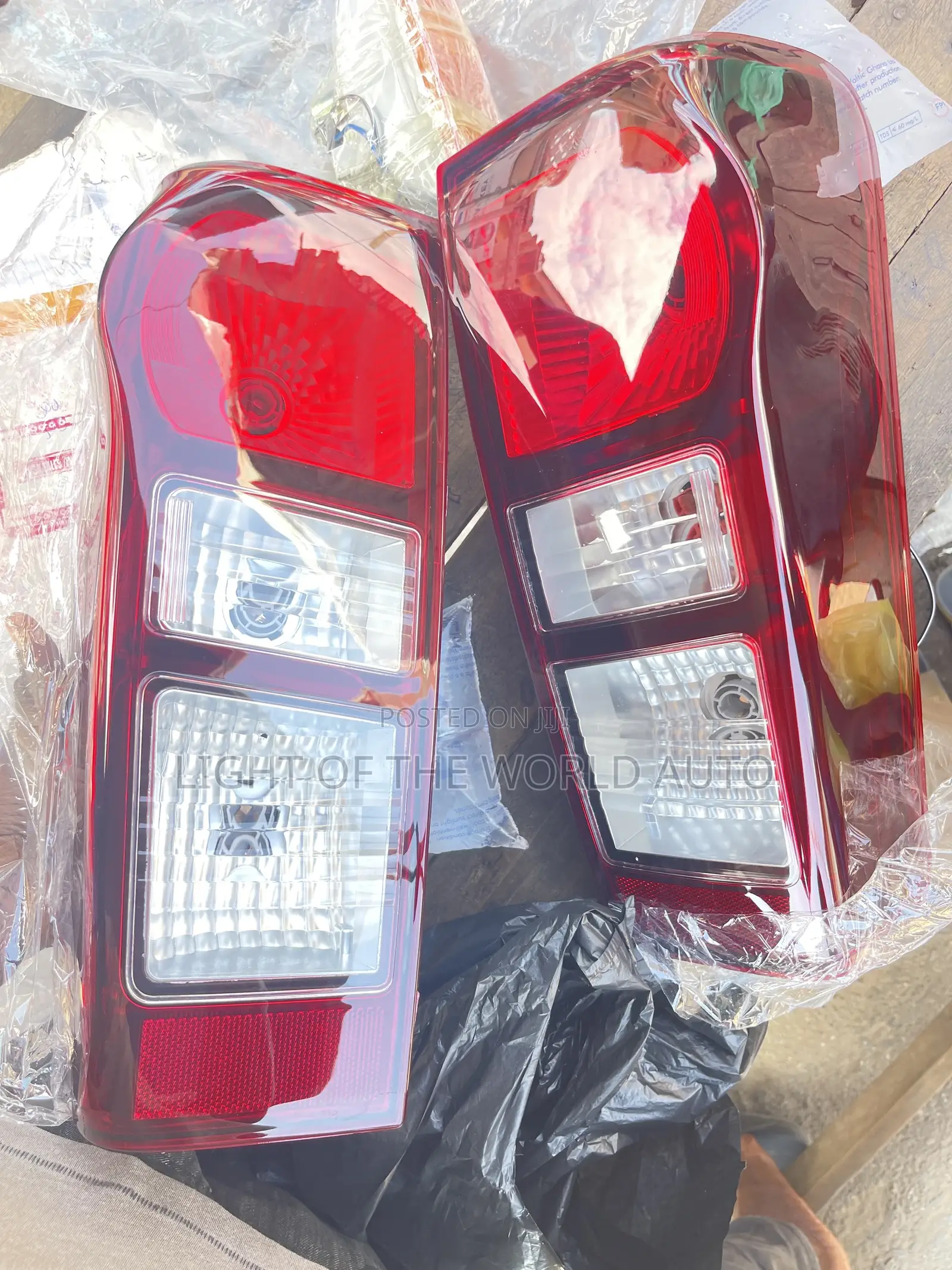 Isuzu Dumax 14 Taillight
