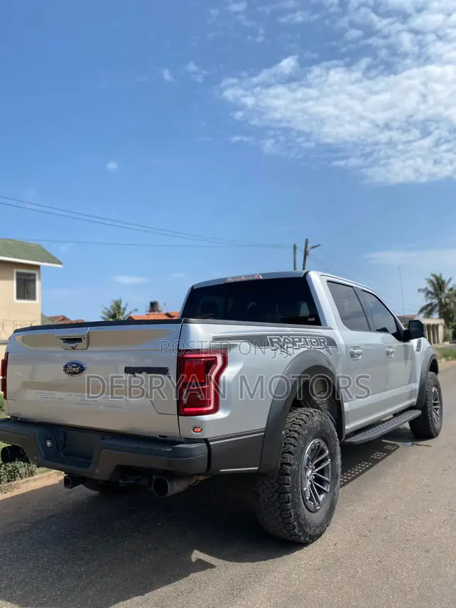 Ford F-150 Raptor 4x4 SuperCrew Cab Styleside 5.5 ft. box 145 in. WB