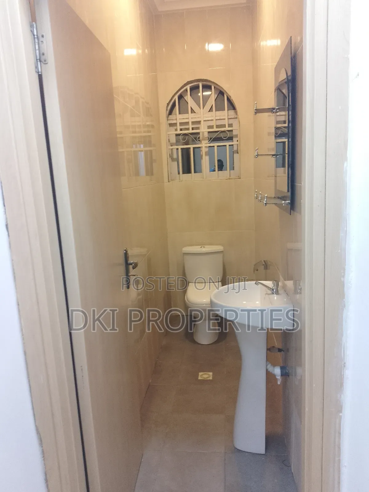 5bdrm House in Dki Properties, Adenta for sale