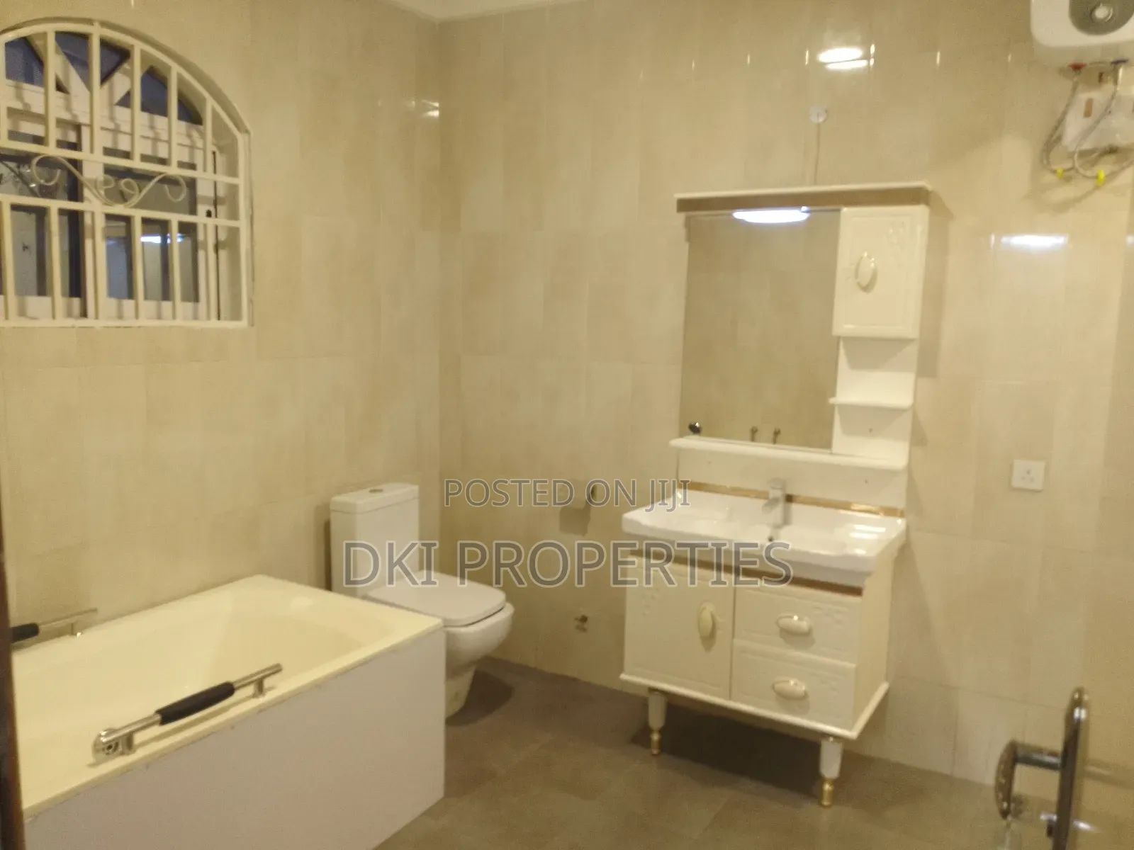5bdrm House in Dki Properties, Adenta for sale