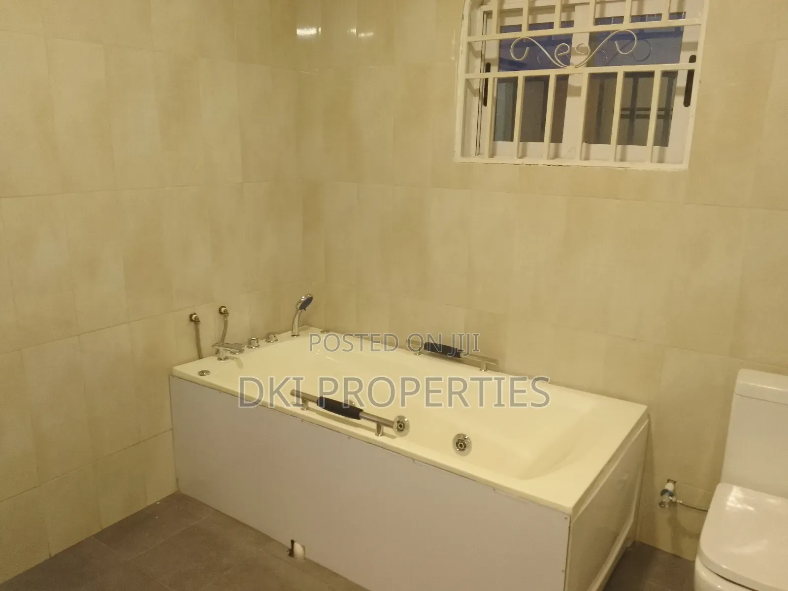 5bdrm House in Dki Properties, Adenta for sale