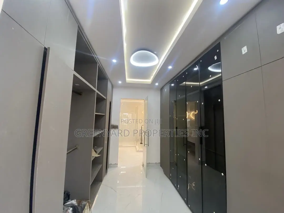 5bdrm House in Little Roses, Ashaley Botwe for sale