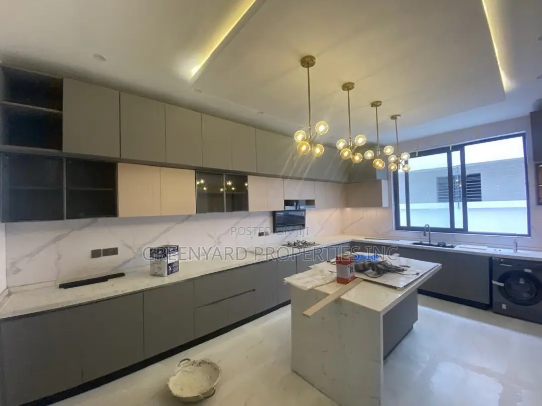 5bdrm House in Little Roses, Ashaley Botwe for sale
