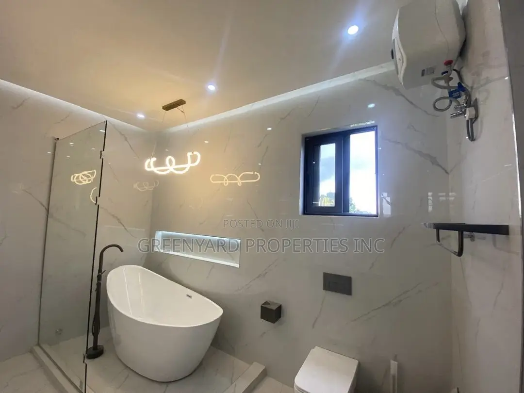 5bdrm House in Little Roses, Ashaley Botwe for sale
