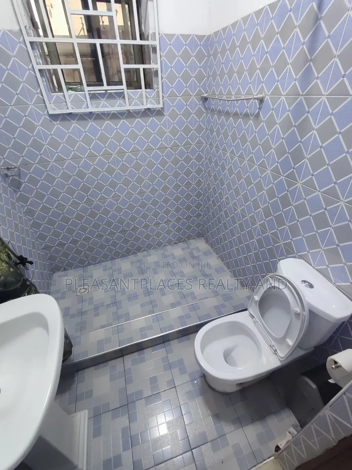 Furnished 3bdrm Apartment in Pleasantplaces, Ashaley Botwe for rent