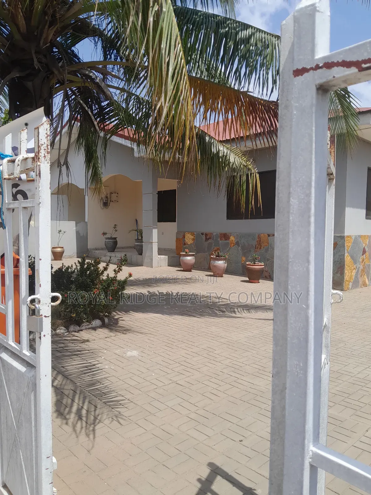 3bdrm House in Devtraco Community, Accra Metropolitan for rent