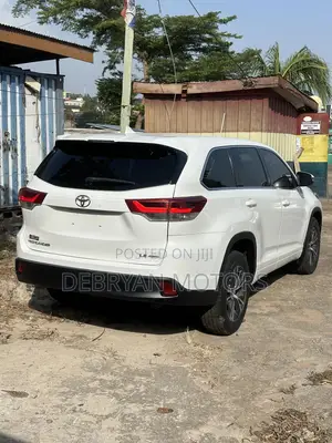 Toyota Highlander LE Plus 4x4 V6 (3.5L 6cyl 8A) 2017 White