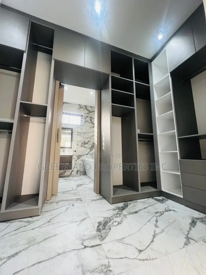 5bdrm House in Ashaley Botwe for sale