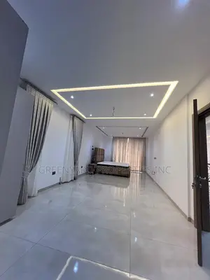 5bdrm Mansion in Ashaley Botwe for sale