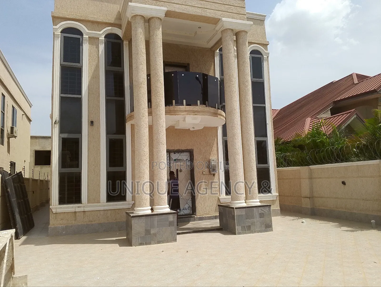 4bdrm Duplex in East Legon for sale