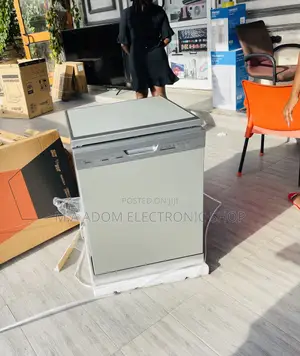 Brand New Midea Built-in Dishwasher.