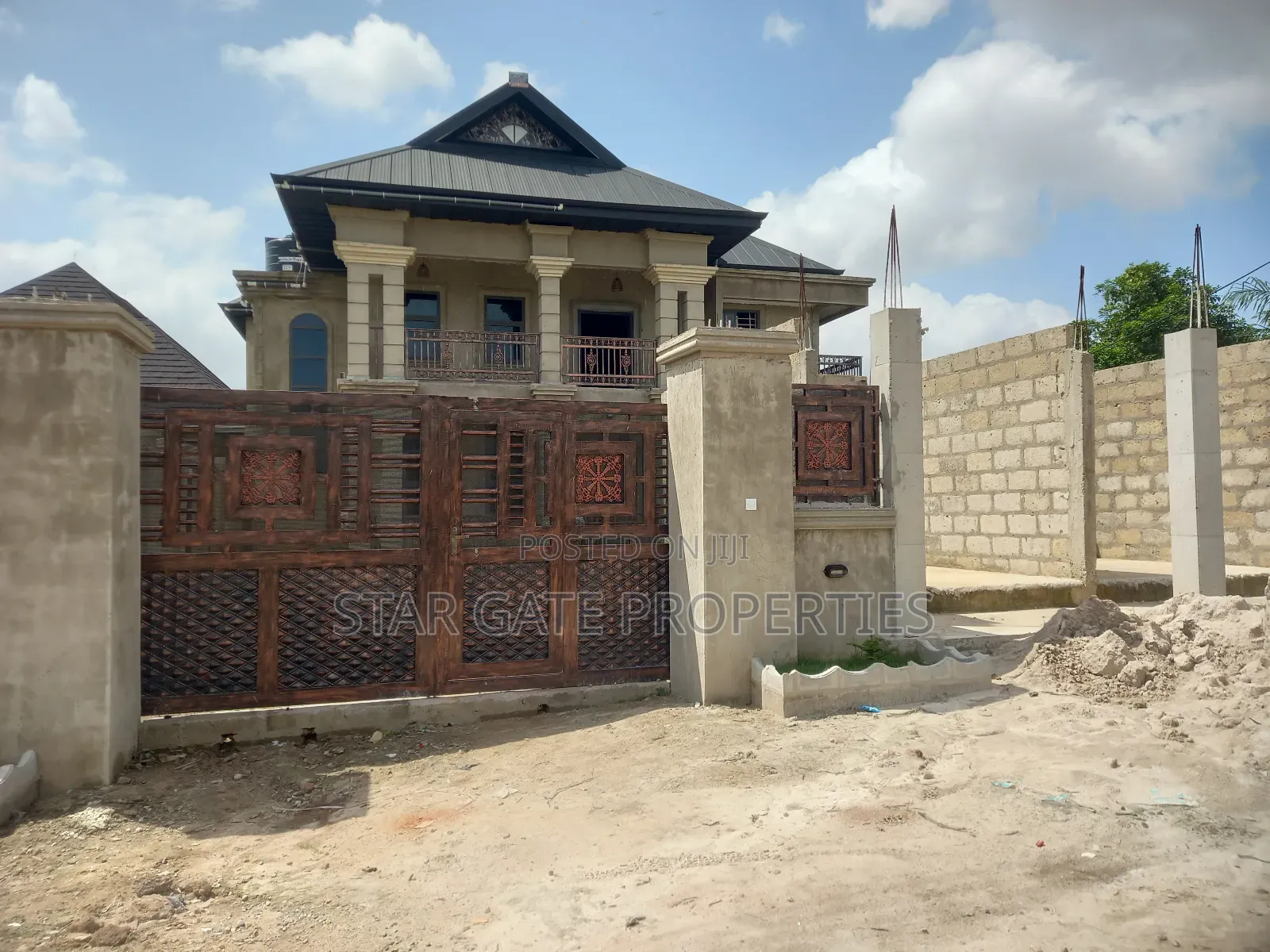 6bdrm House in Saaman, Near Kenyasi, Kumasi Metropolitan for sale