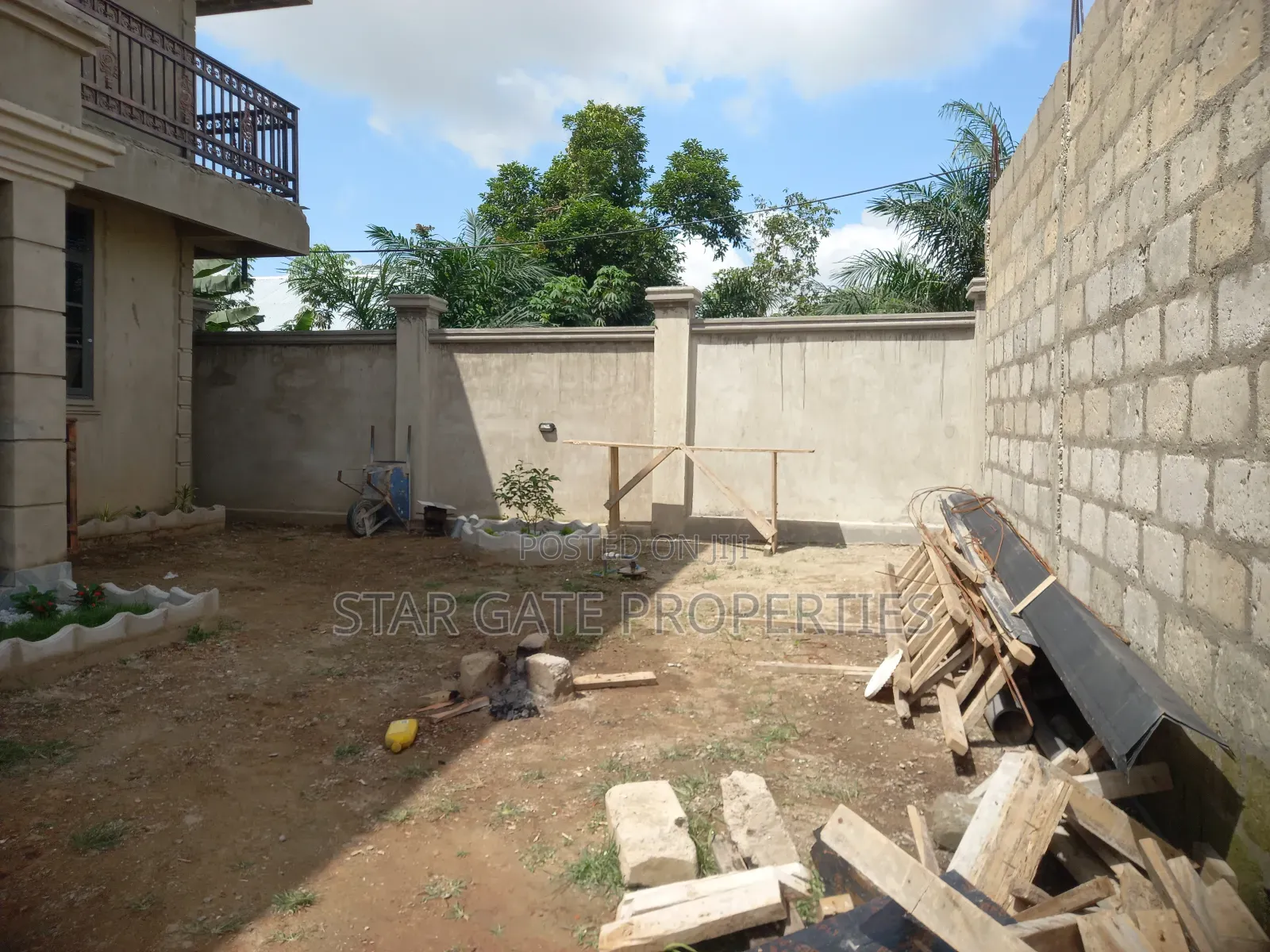 6bdrm House in Saaman, Near Kenyasi, Kumasi Metropolitan for sale