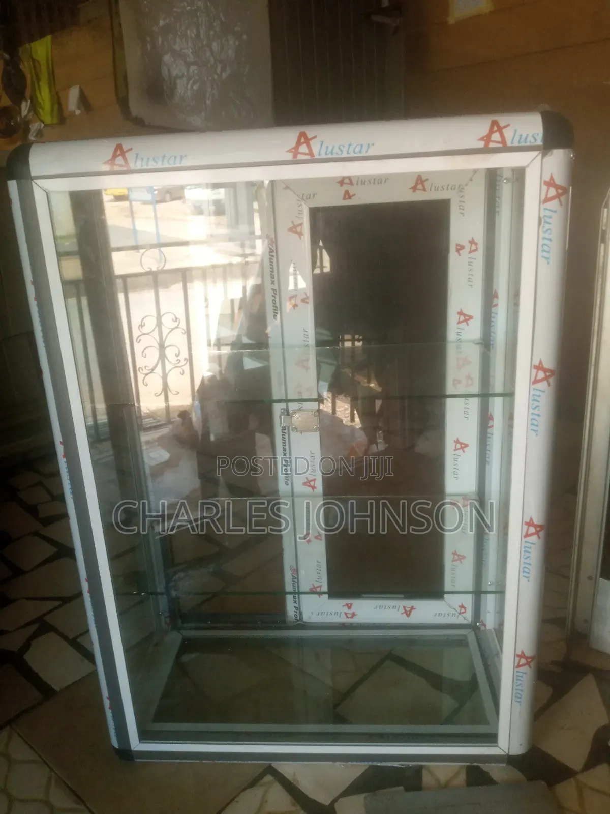 Glass Showcase/Hair Saloon Wadrop