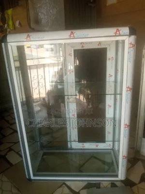Glass Showcase/Hair Saloon Wadrop