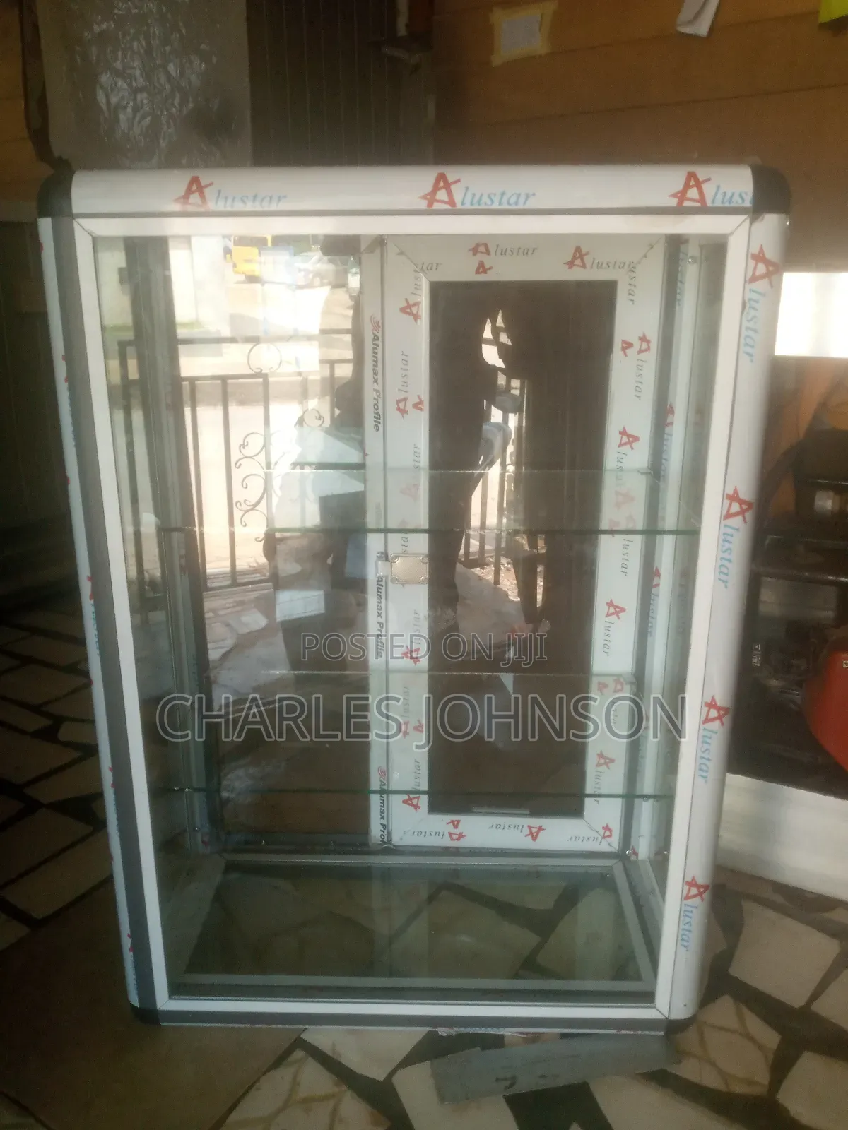 Glass Showcase/Hair Saloon Wadrop