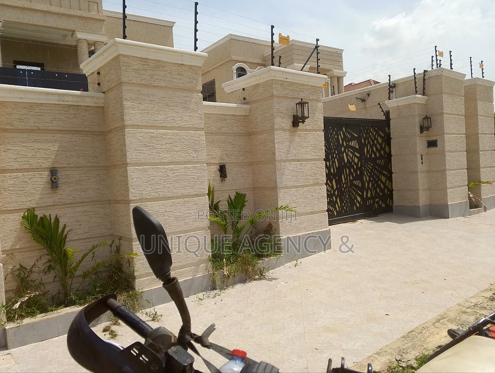 4bdrm Duplex in East Legon for sale