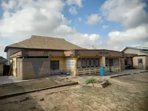 8bdrm House in Duase New Site, Kumasi Metropolitan for sale