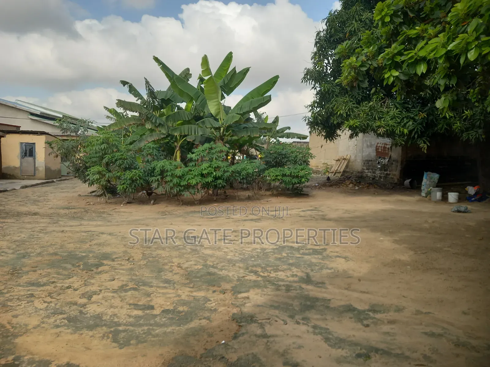 8bdrm House in Duase New Site, Kumasi Metropolitan for sale