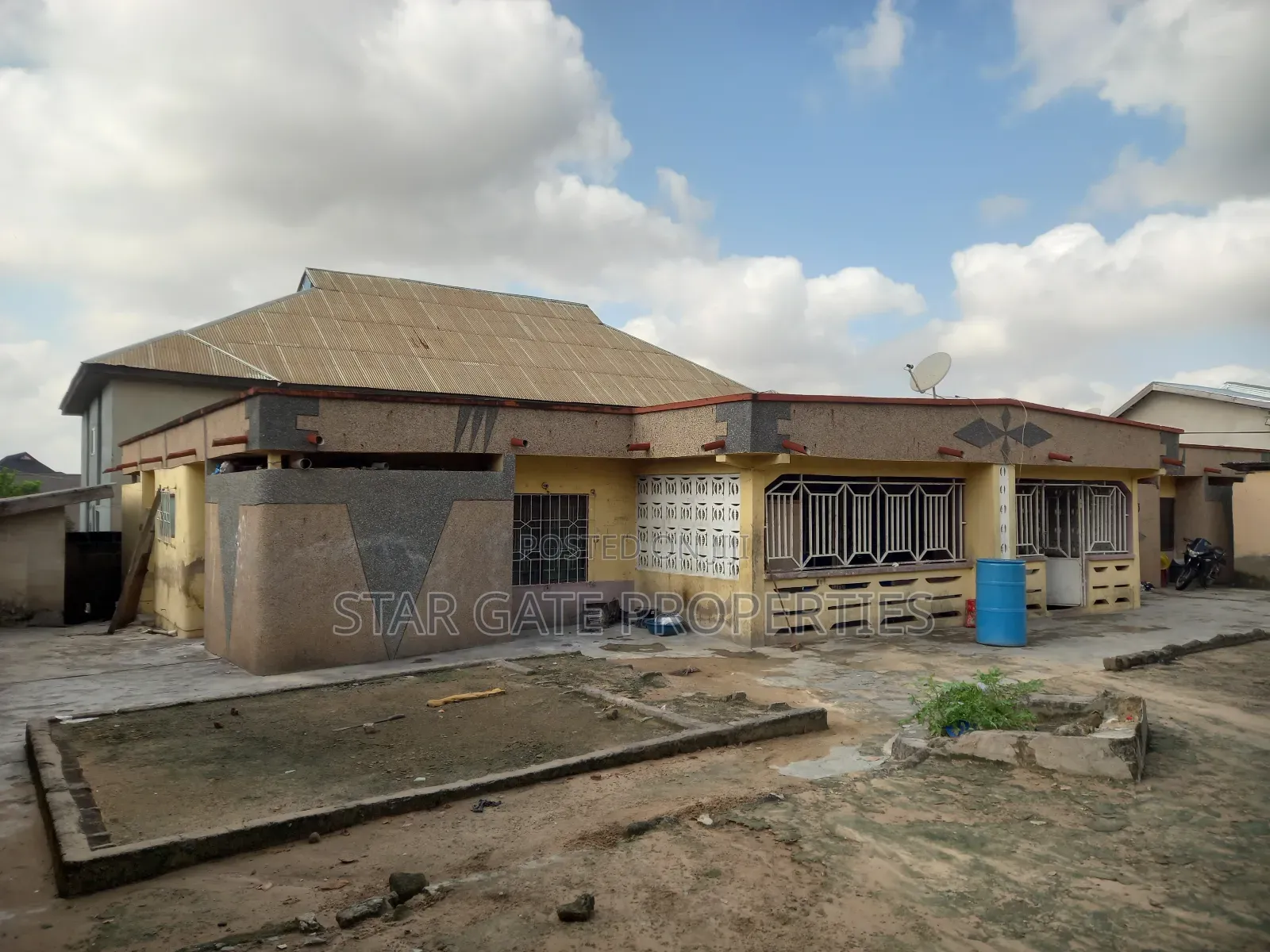 8bdrm House in Duase New Site, Kumasi Metropolitan for sale