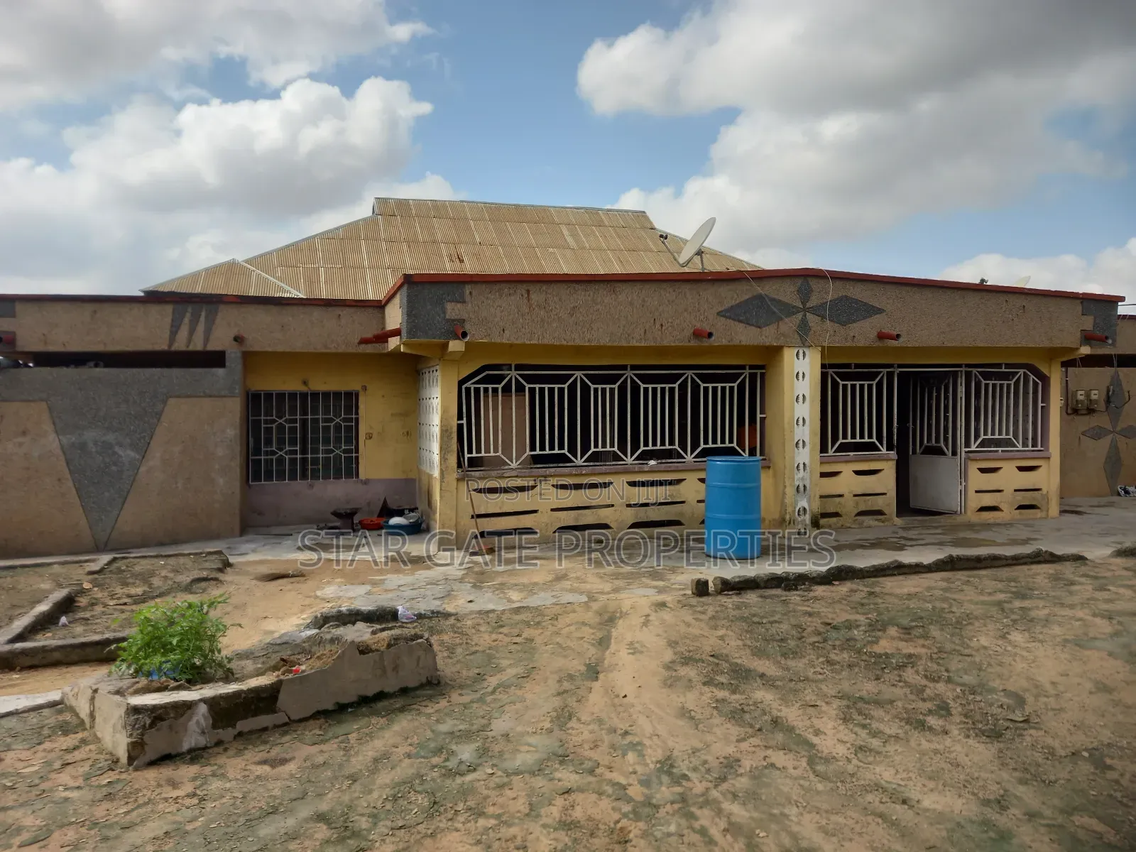 8bdrm House in Duase New Site, Kumasi Metropolitan for sale