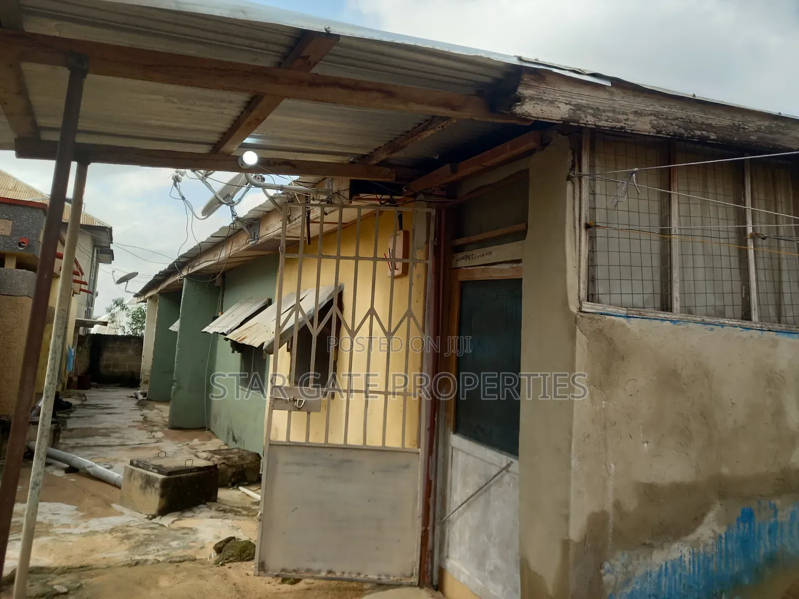8bdrm House in Duase New Site, Kumasi Metropolitan for sale