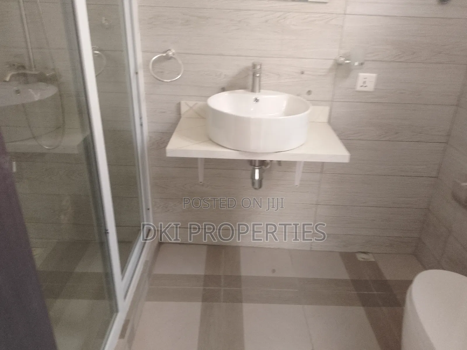 3bdrm House in Dki Properties, Adenta for sale