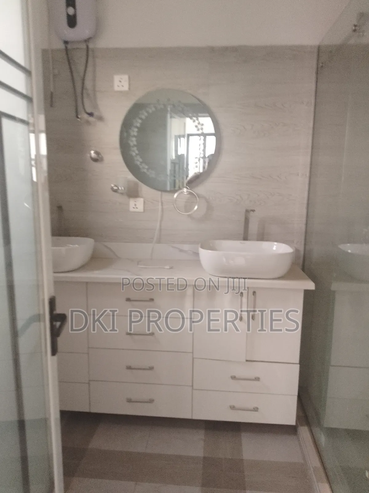 3bdrm House in Dki Properties, Adenta for sale
