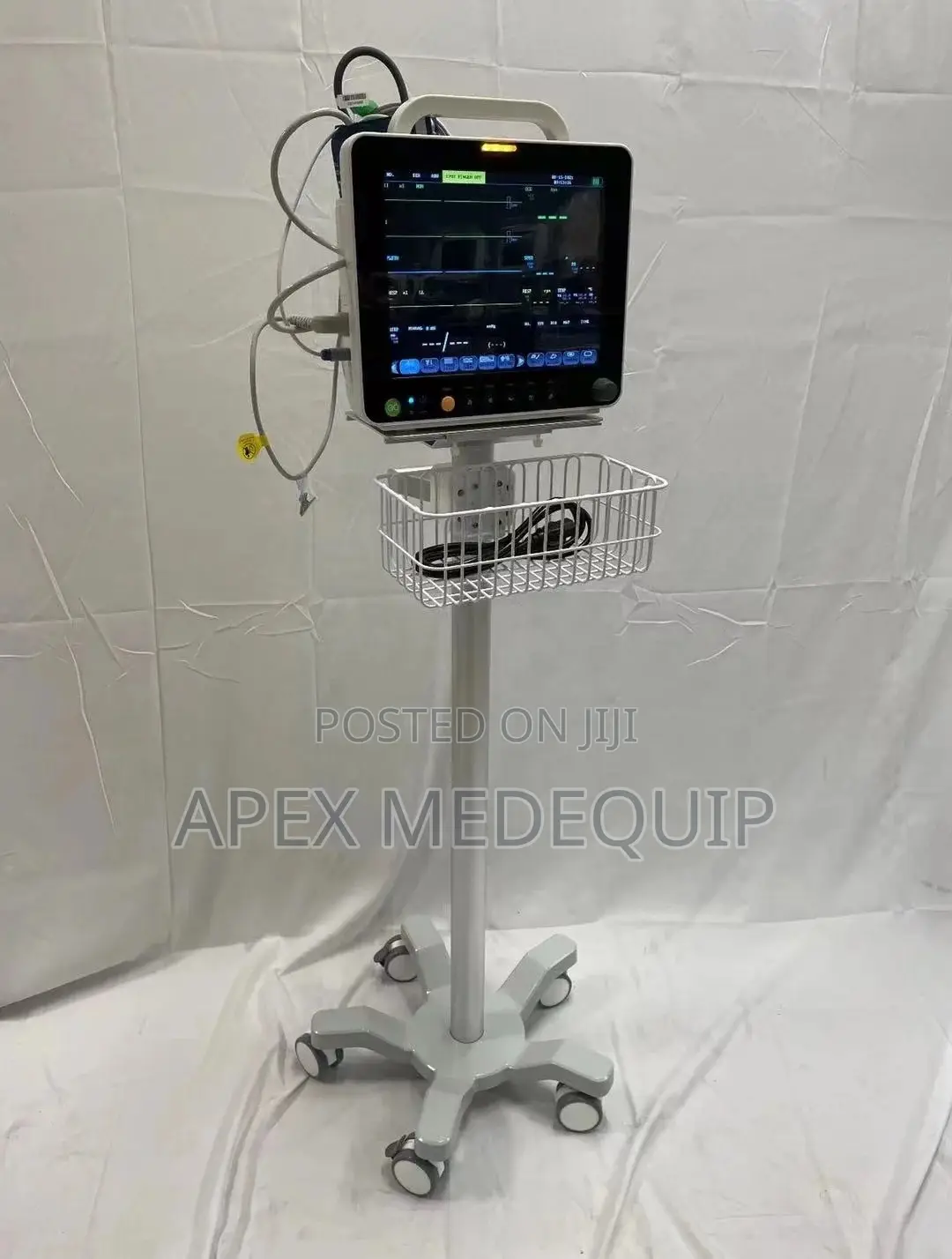 Multiparameter Patient Monitor + Stand ( Cardiotech )