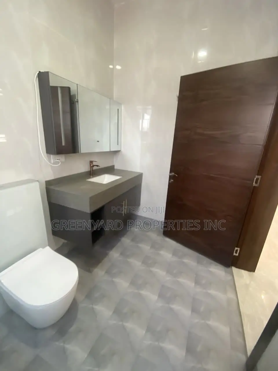 5bdrm Mansion in Adjinganor, East Legon for sale