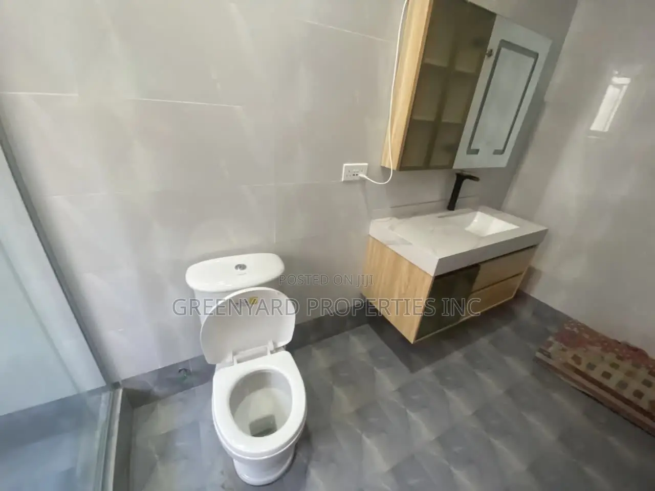 5bdrm Mansion in Adjinganor, East Legon for sale