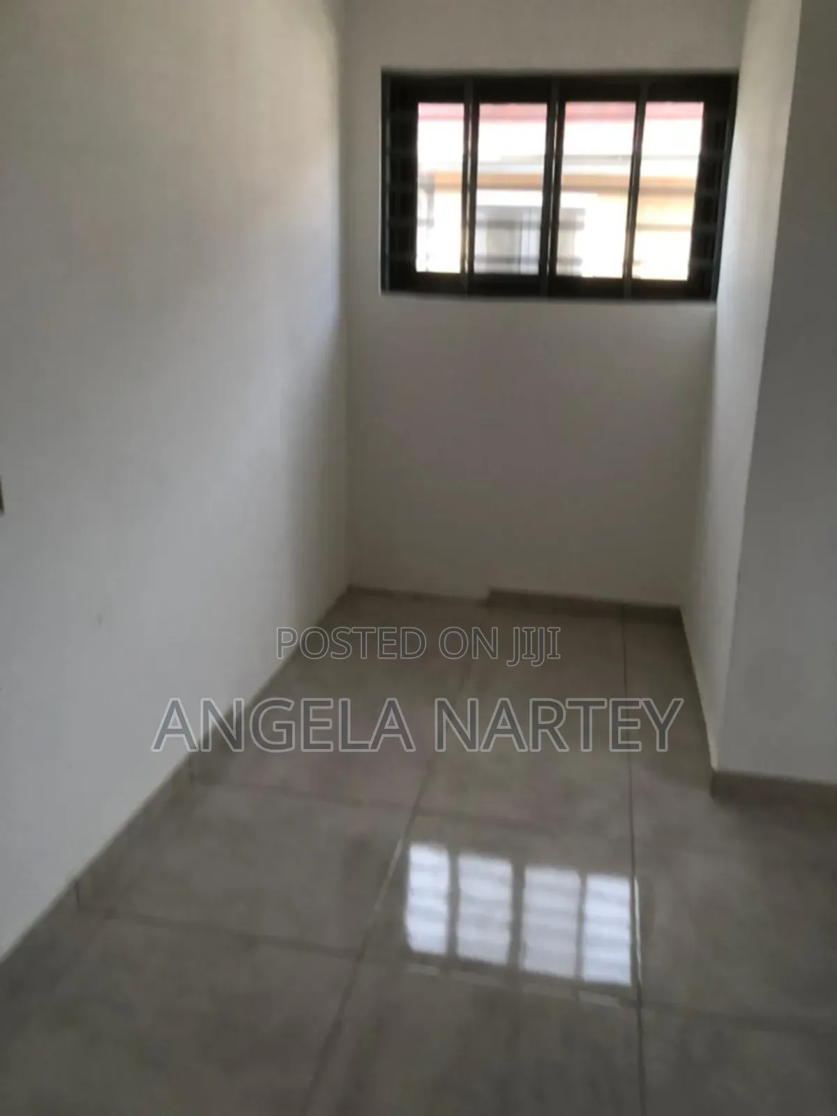 5bdrm House in North Celebrity, Tema Metropolitan for sale