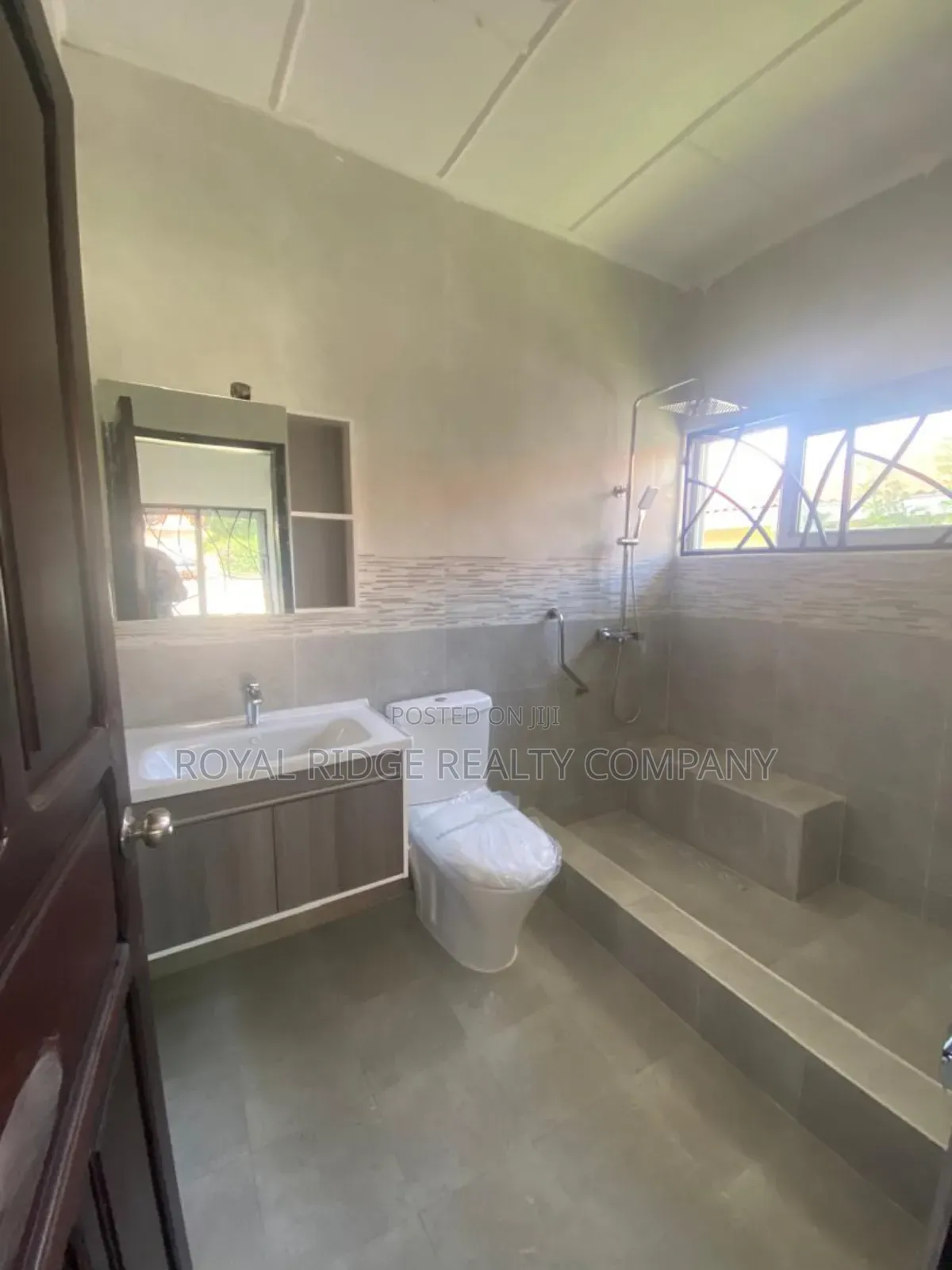 4bdrm House in Regimanuel Estate, Accra Metropolitan for rent