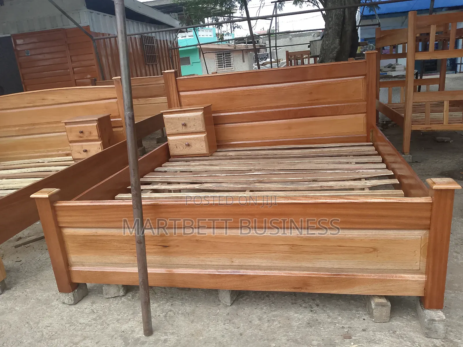 Queen Size Bed With a Side Drawer