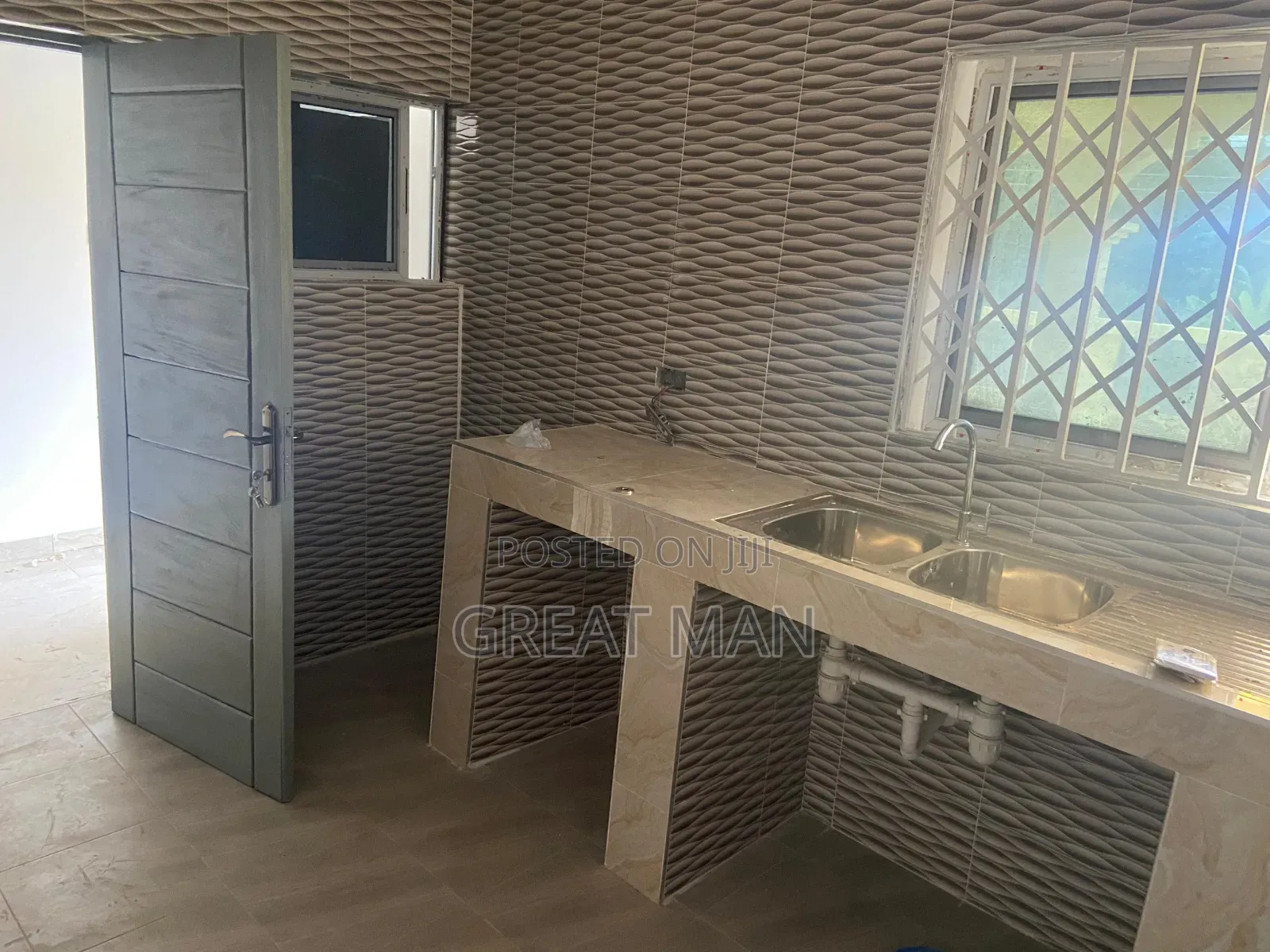 5bdrm Apartment in West Hills Mall Area for rent