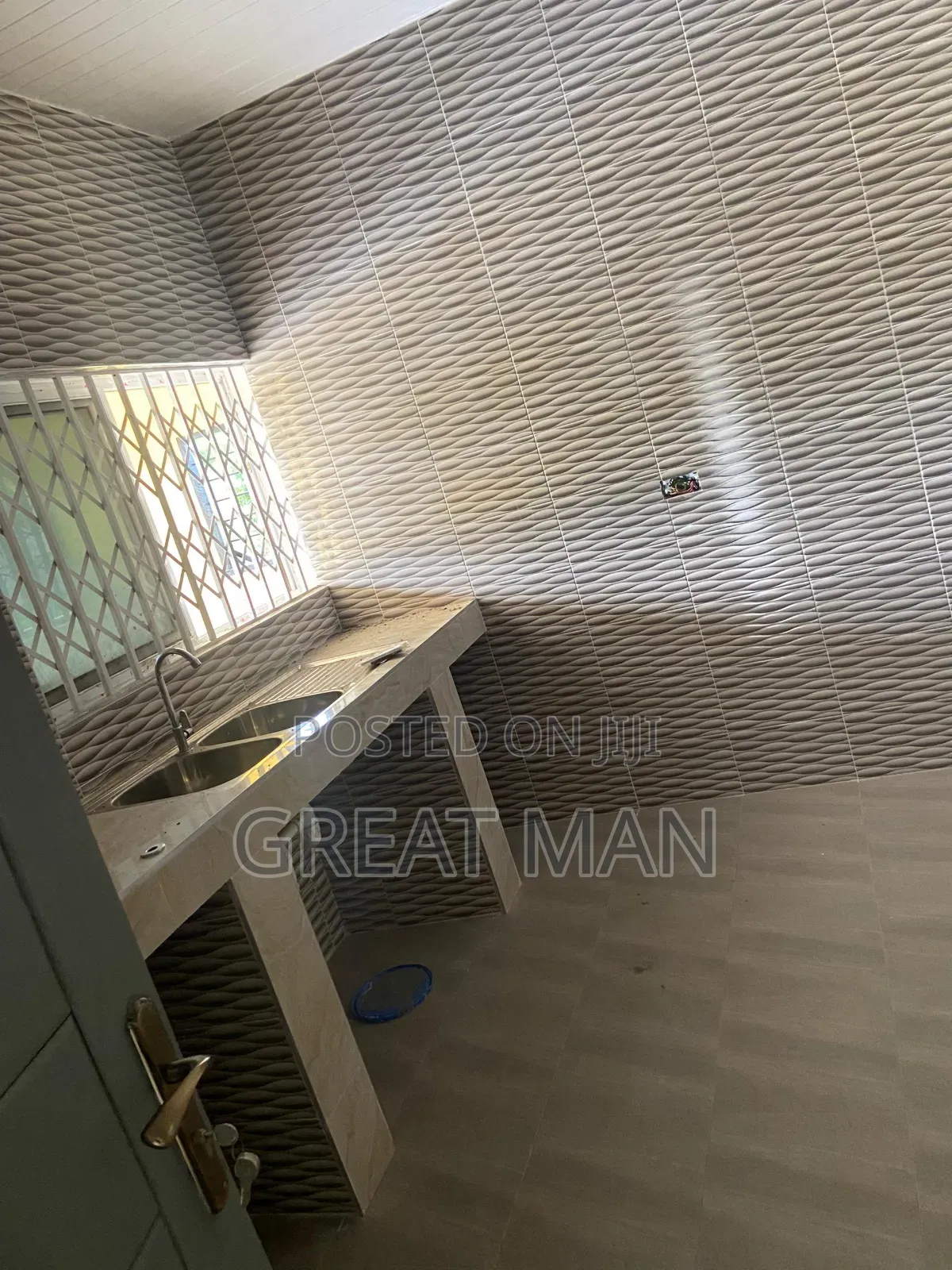 5bdrm Apartment in West Hills Mall Area for rent