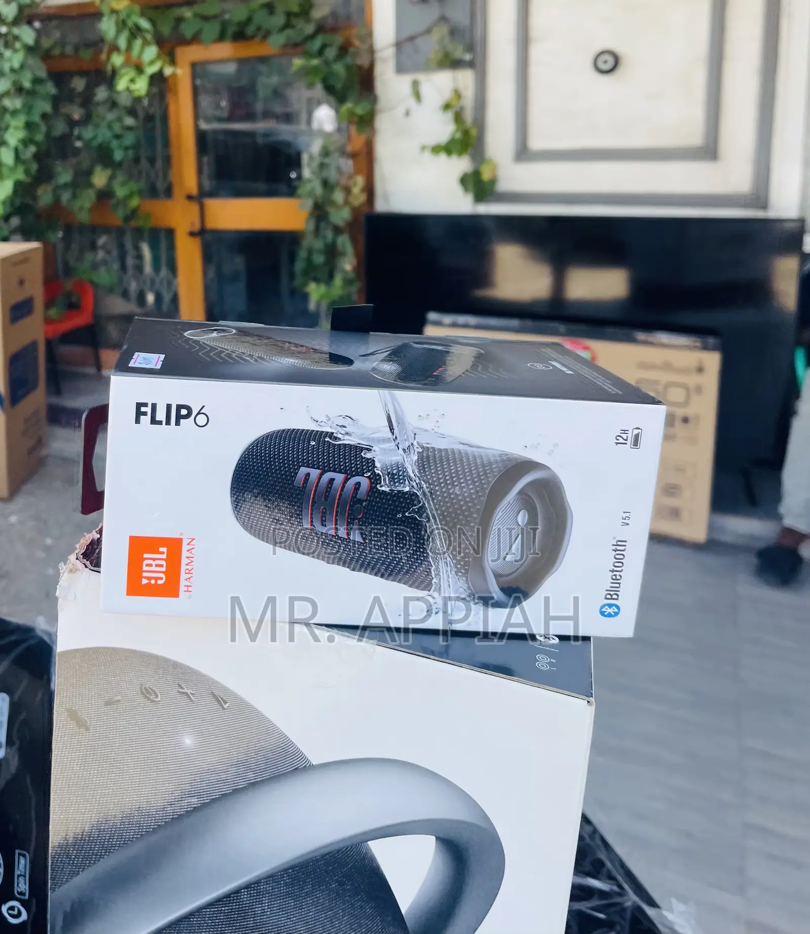 Free Standing JBL Flip 6 Wireless Electric Speaker.