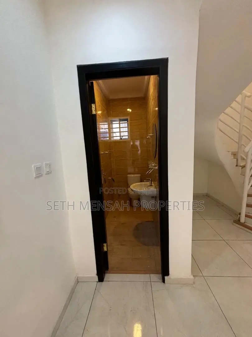 4bdrm House in Skm, Adenta for sale