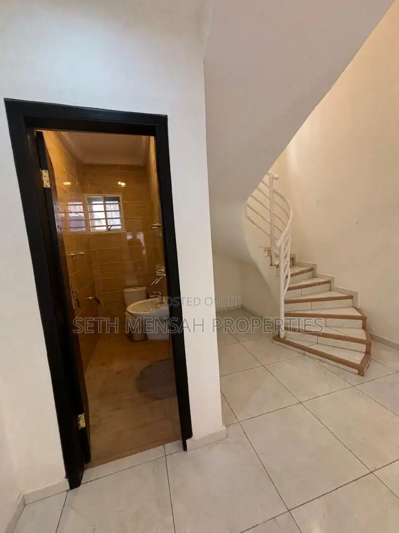 4bdrm House in Skm, Adenta for sale